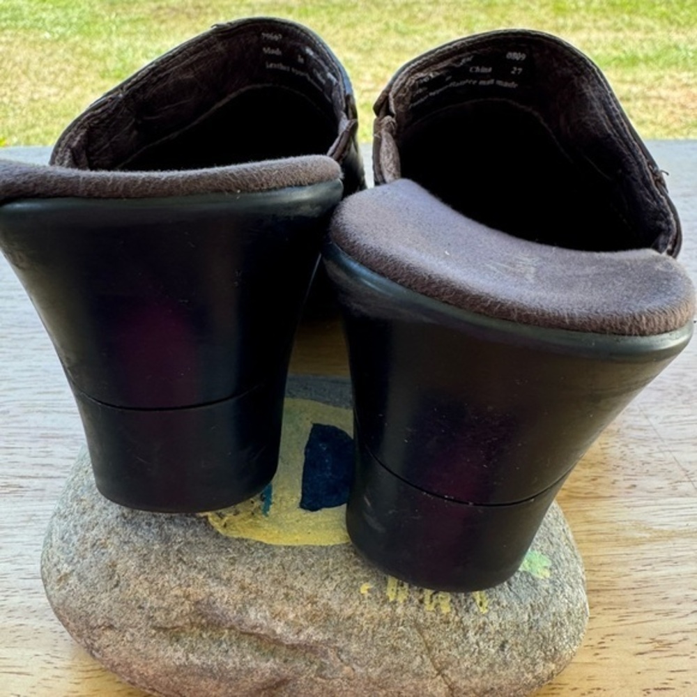Clarks Women Brown Leather Button Accent Clogs/Mules/Slip On Slides 8 M GUC - Picture 3 of 7